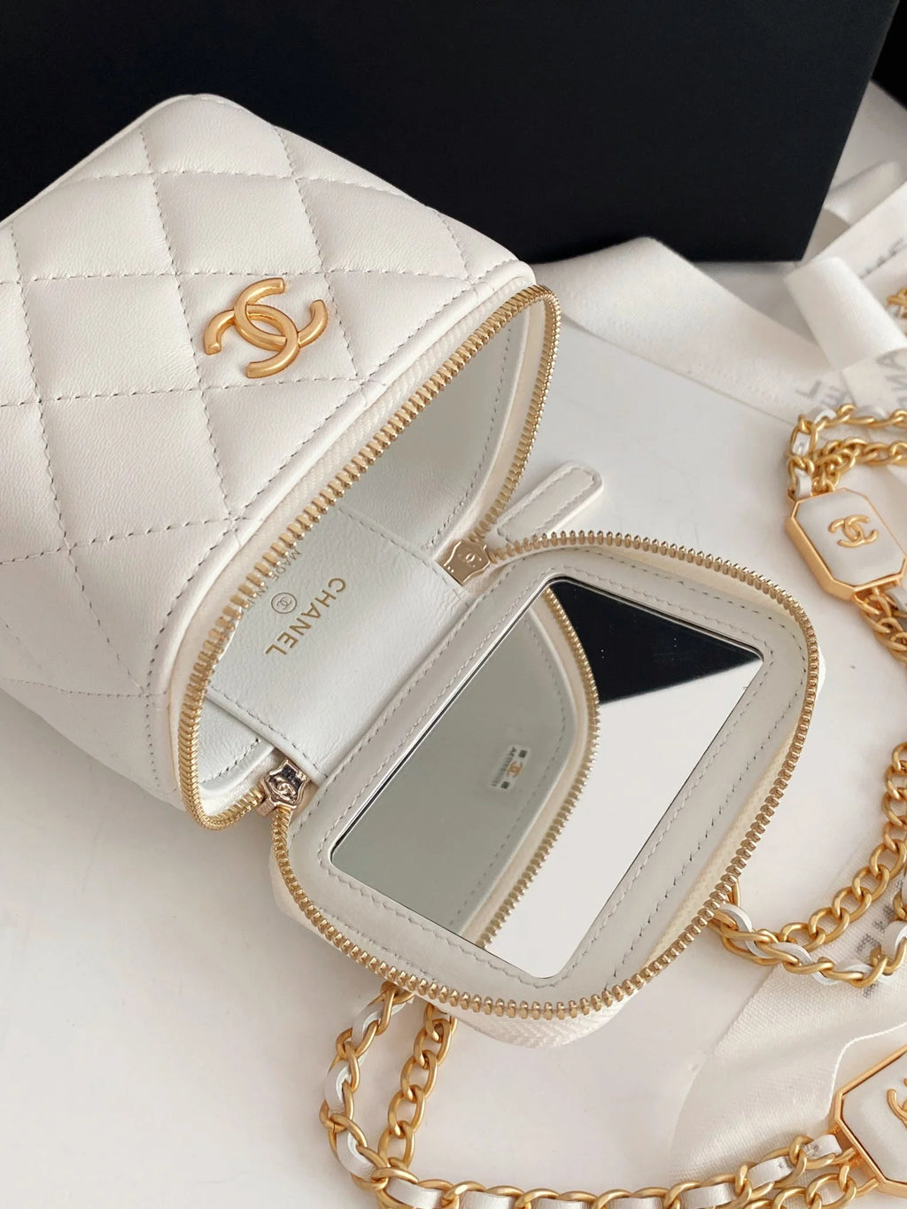 White Small Vanity With Chain Bag B9585