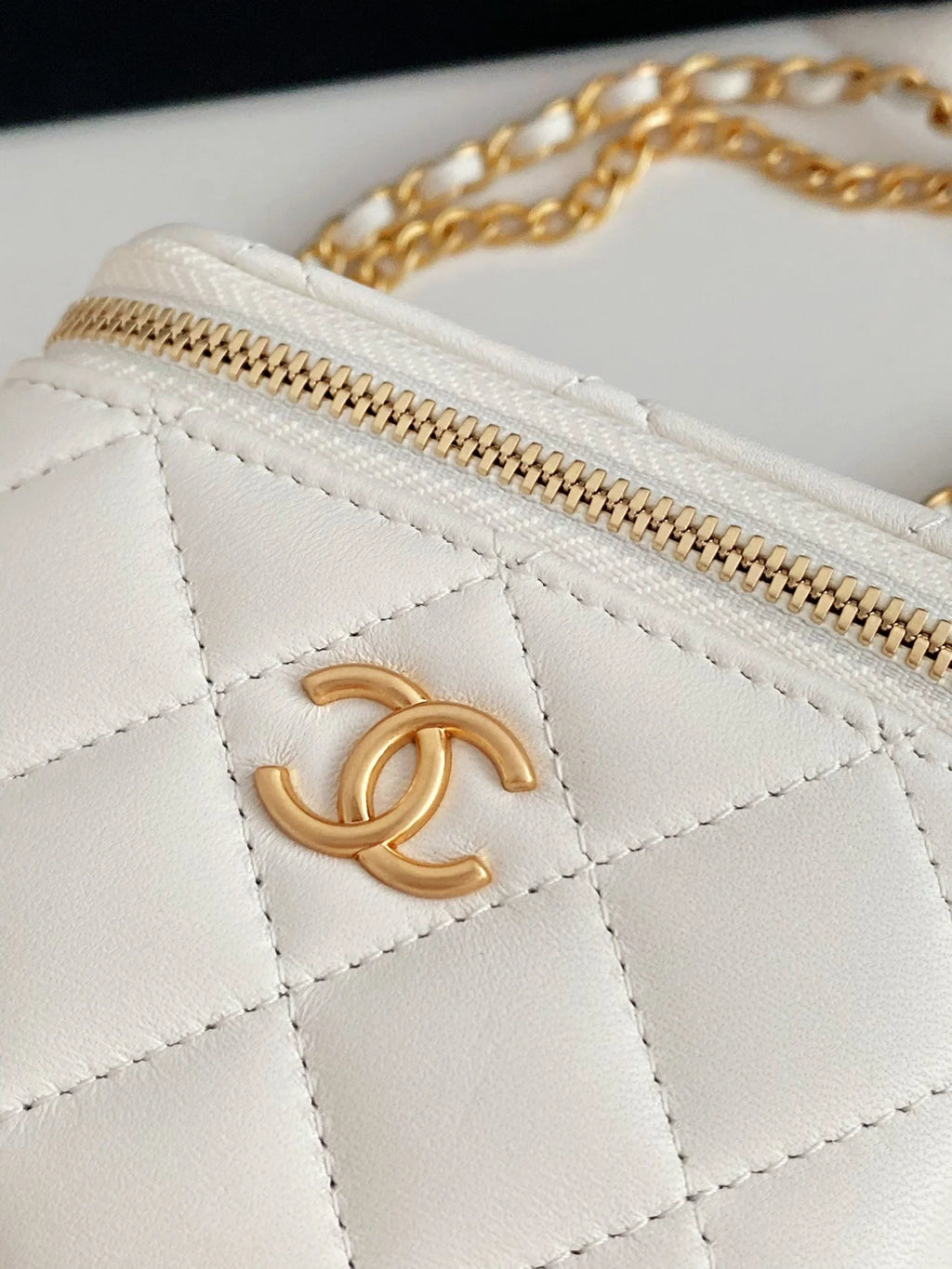 White Small Vanity With Chain Bag B9585