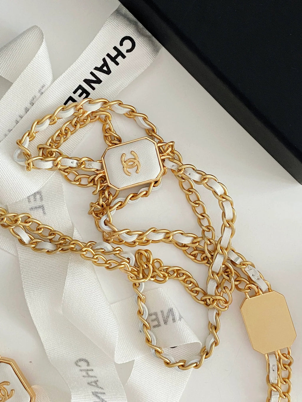 White Small Vanity With Chain Bag B9585
