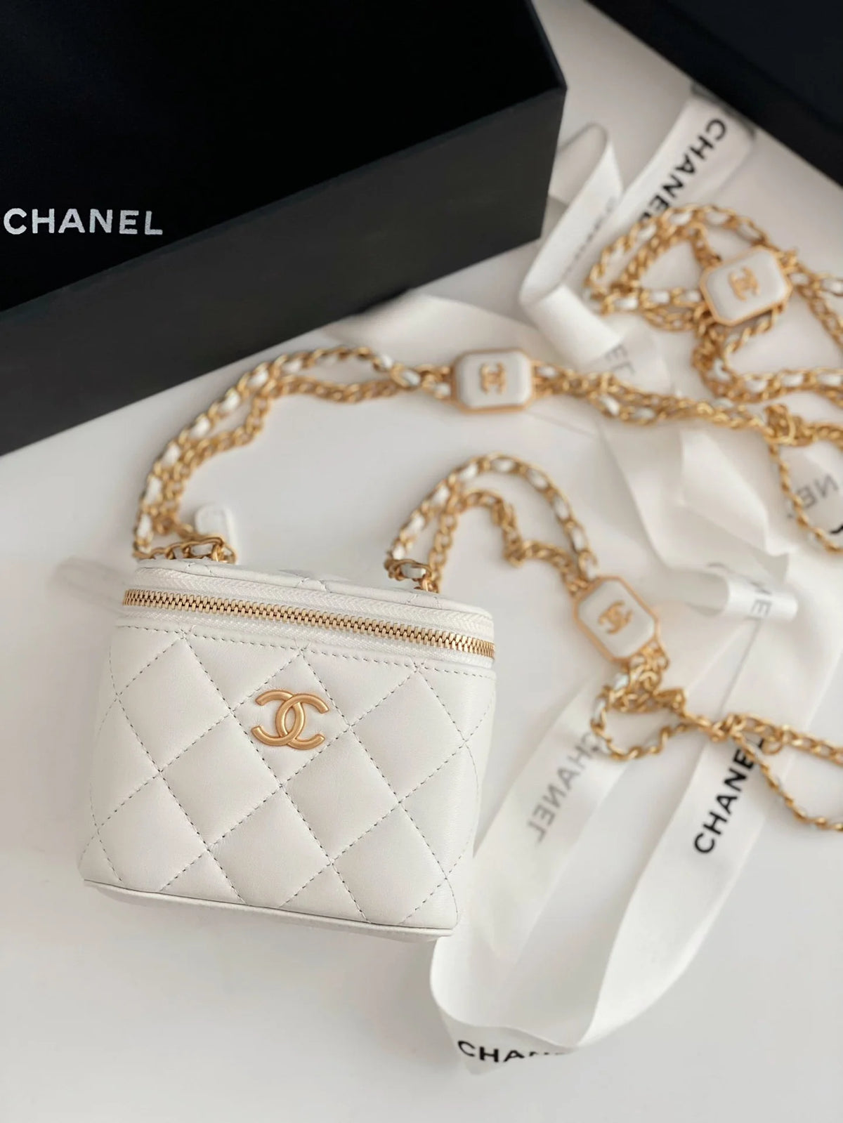 White Small Vanity With Chain Bag B9585