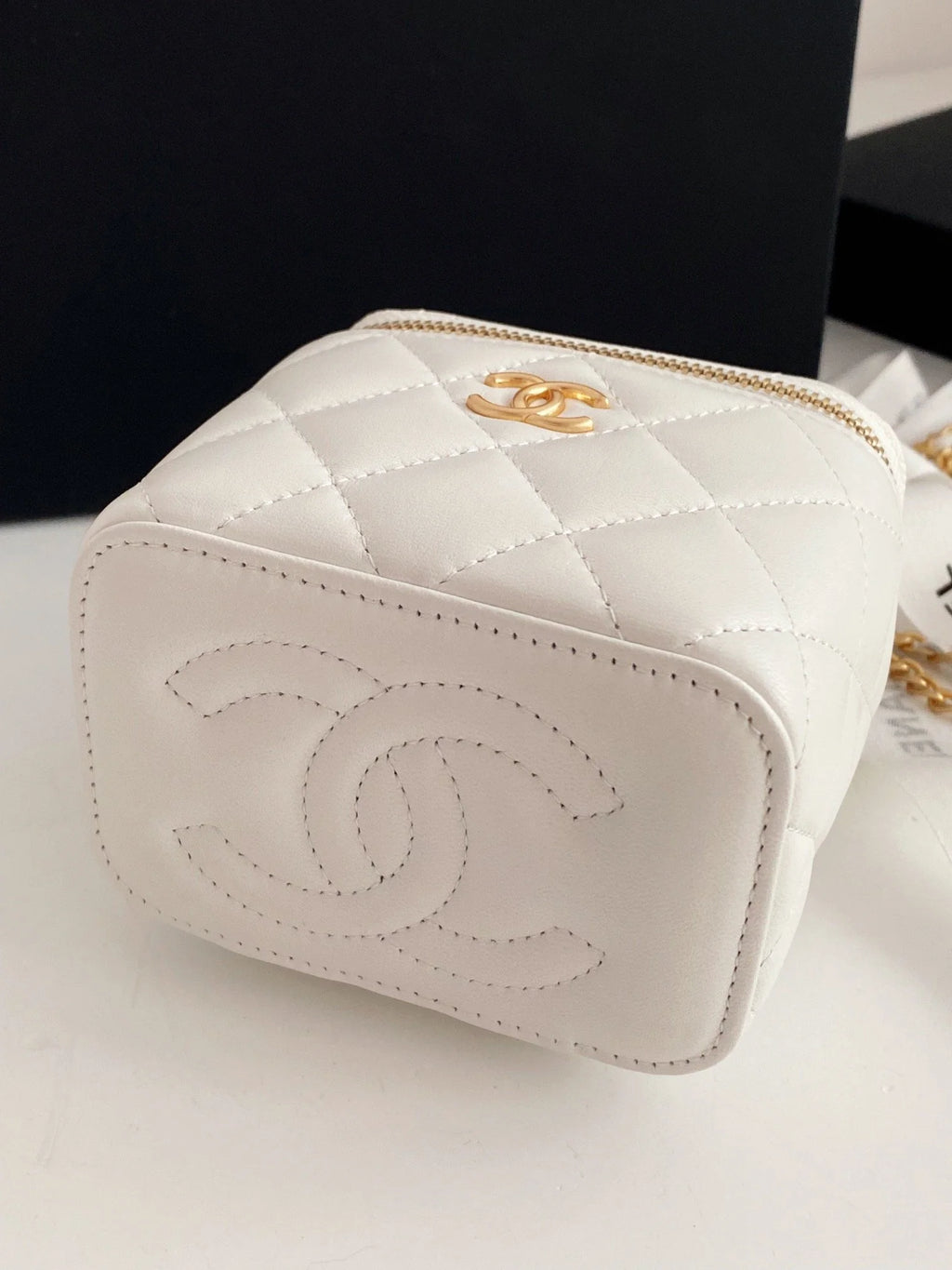 White Small Vanity With Chain Bag B9585