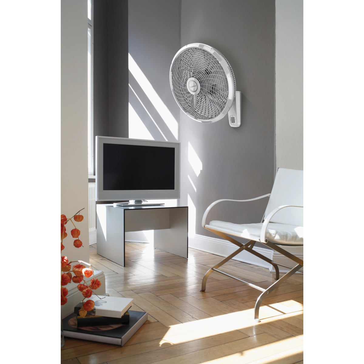 18" Oscillating Wall-Mount Fan with Remote Control Y5684