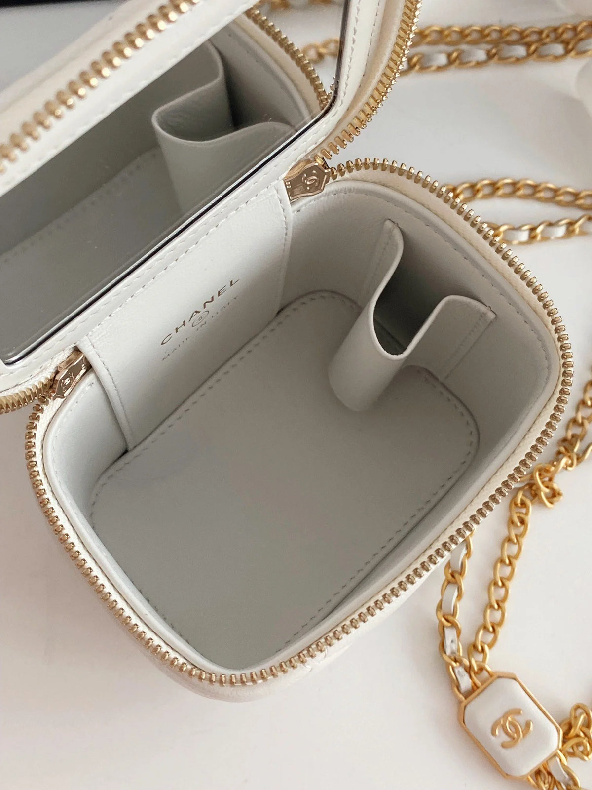 White Small Vanity With Chain Bag B9585